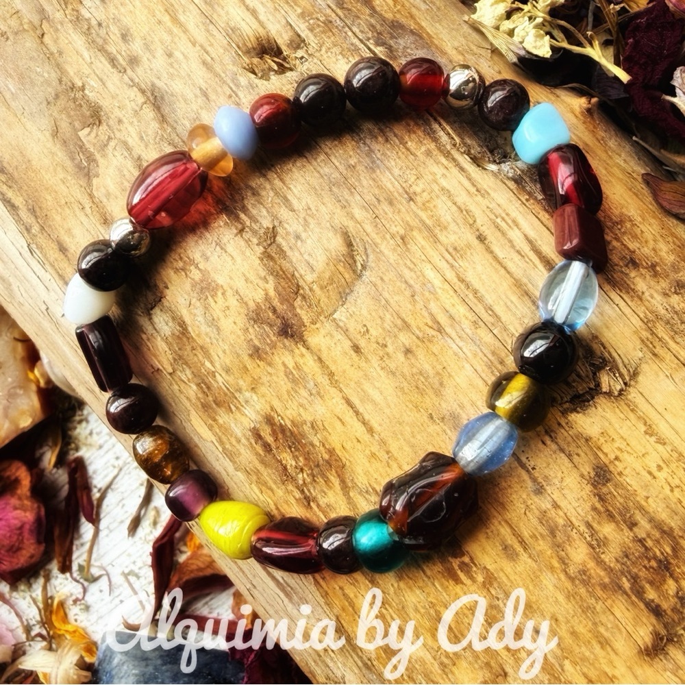 Alquimia Elegant Beaded Bracelet Set with Cream and Blue Accents and garnet - Picture 3 of 5